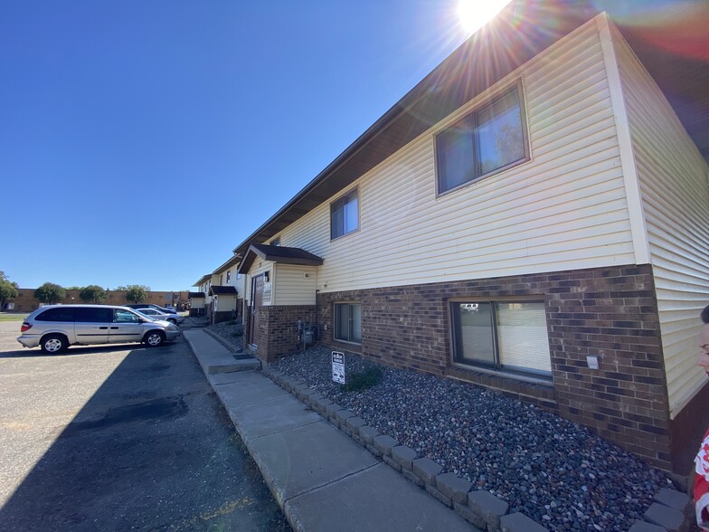 25-33 14th Ave NE, Saint Cloud, MN à vendre - Photo de l’immeuble – Image 2 sur 9