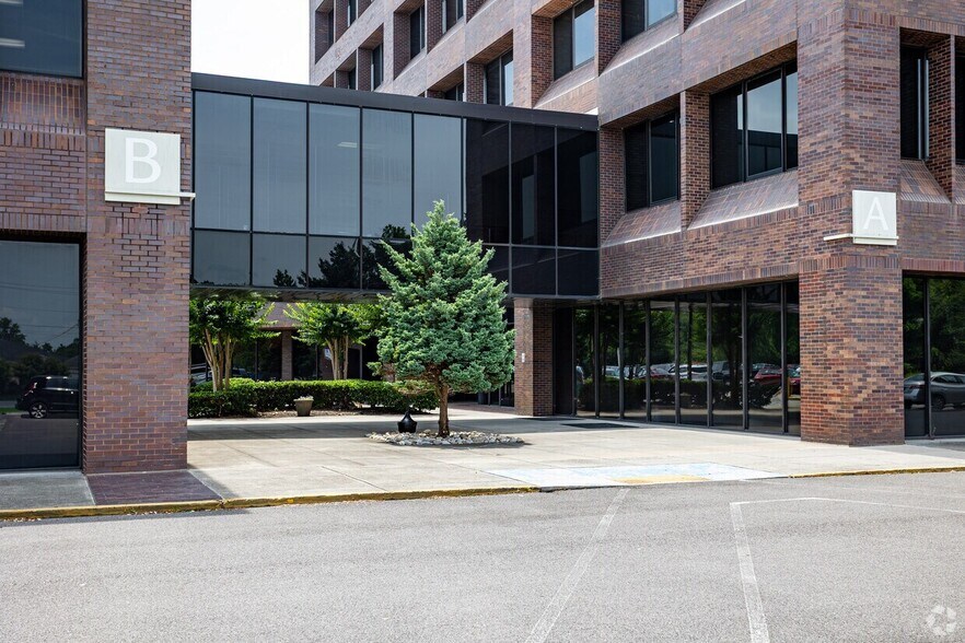 800 Oak Ridge Tpke, Oak Ridge, TN à louer - Photo de l’immeuble – Image 3 sur 13