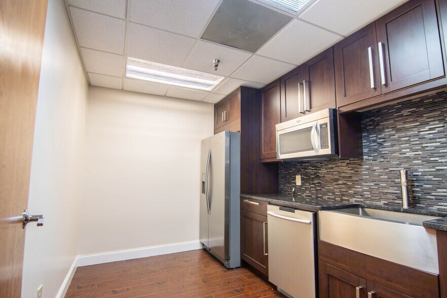 696 N 1st Ave, Saint Petersburg, FL à louer - Photo de l’immeuble – Image 3 sur 16