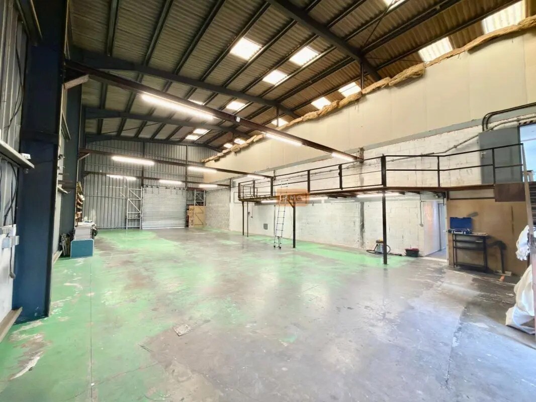 Industriel/Logistique dans Le Muy à louer Photo de l’immeuble– Image 1 sur 11