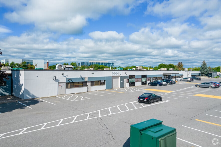 1891-1941 Robertson Rd, Ottawa, ON à louer - Photo de l’immeuble – Image 3 sur 5