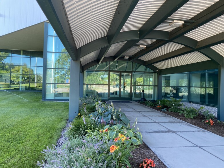 100 Harbor Dr, Charlevoix, MI à louer - Photo de l’immeuble – Image 3 sur 44