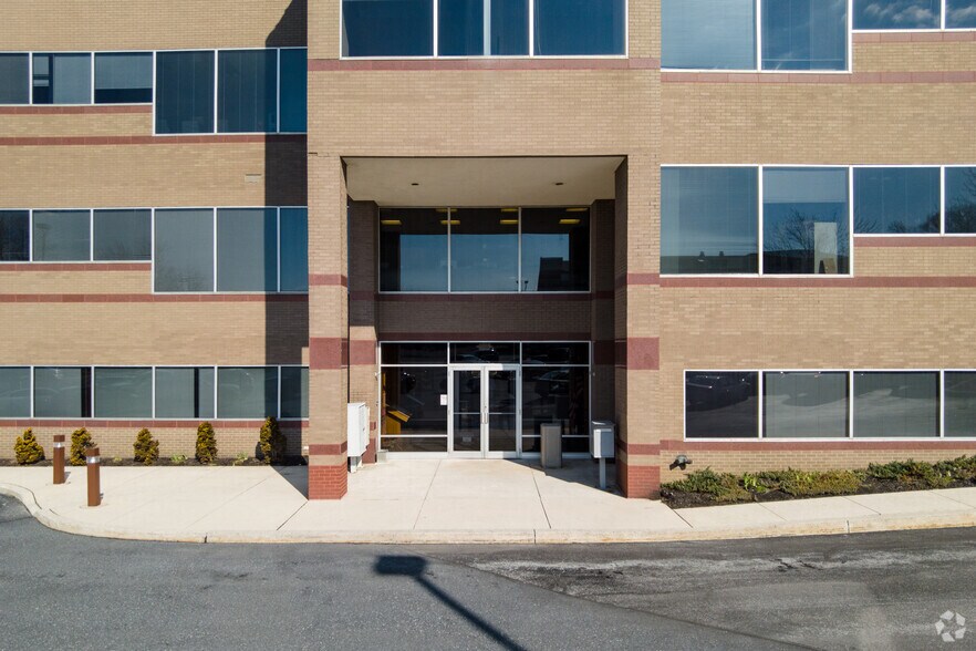 5001 Louise Dr, Mechanicsburg, PA à louer - Photo de l’immeuble – Image 3 sur 29
