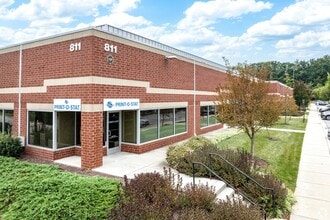 811 Pinnacle Dr, Linthicum Heights, MD à louer Photo de l’immeuble– Image 1 sur 2