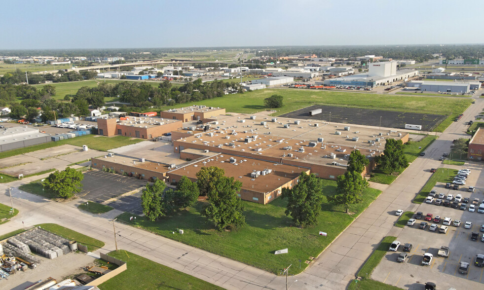 4200 W Harry St, Wichita, KS à louer - Photo de l’immeuble – Image 2 sur 22