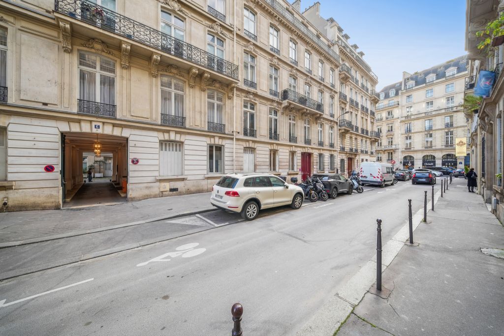 6 Rue Lincoln, Paris à louer Photo de l’immeuble– Image 1 sur 10