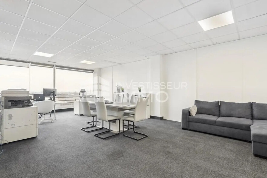 Local d’activités dans Émerainville à louer - Photo intérieure – Image 1 sur 3