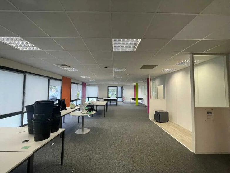 Bureau dans Petit-Couronne à louer - Photo de l’immeuble – Image 2 sur 15