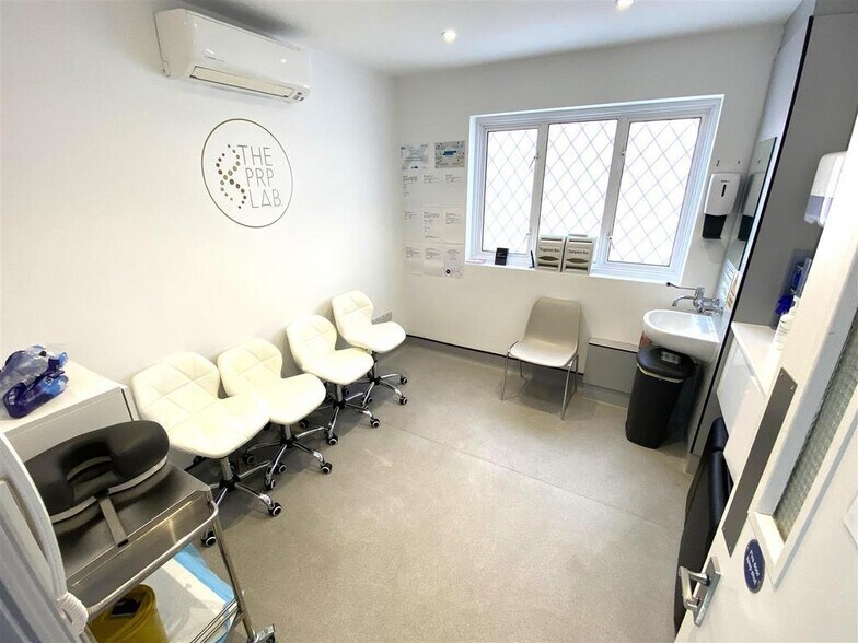 113 High Rd, Loughton à louer - Photo de l’immeuble – Image 3 sur 9