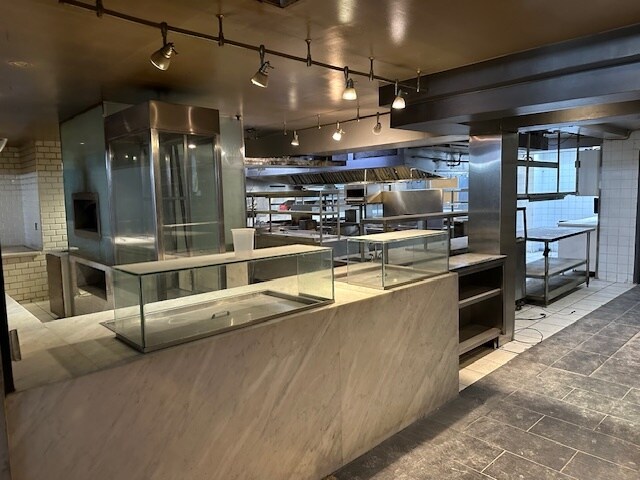 2472 Yonge St, Toronto, ON à louer - Photo de l’immeuble – Image 3 sur 5