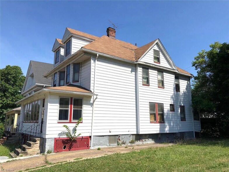 1817 Penrose Ave, East Cleveland, OH à vendre - Photo de l’immeuble – Image 2 sur 23