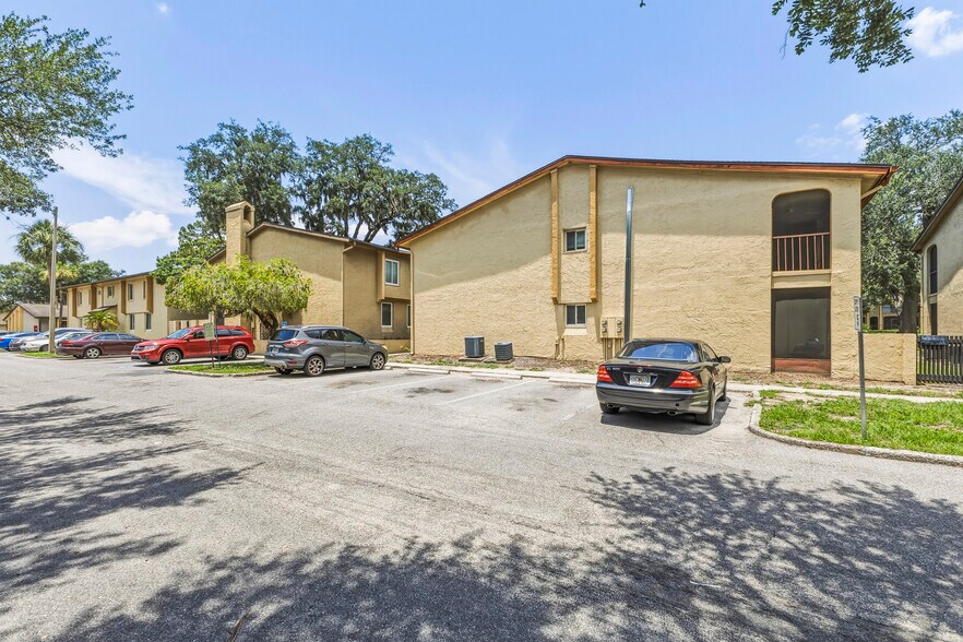 5659 Del Prado Dr, Tampa, FL à vendre - Photo de l’immeuble – Image 2 sur 44
