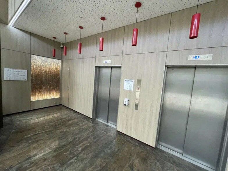 Bureau dans Villeurbanne à louer - Photo de l’immeuble – Image 2 sur 12