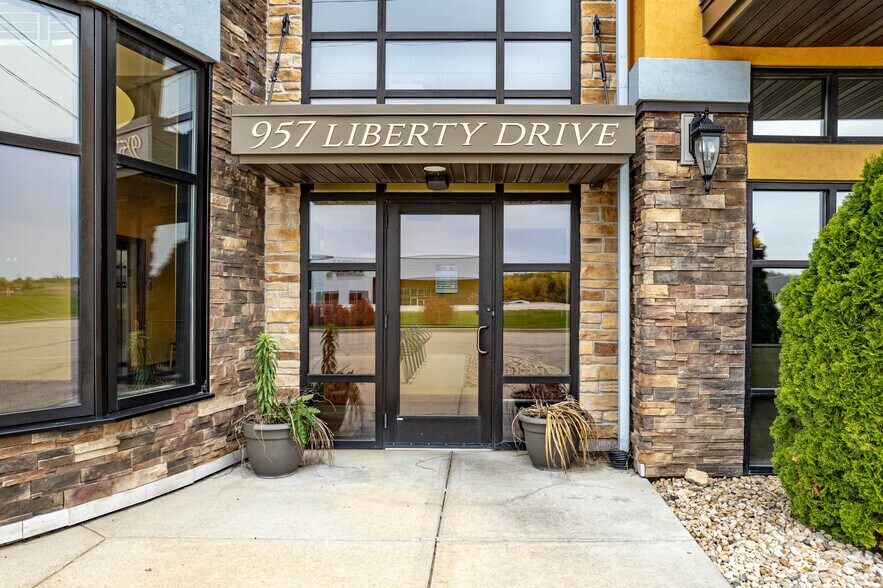 807 Liberty Dr, Verona, WI à louer - Photo de l’immeuble – Image 3 sur 6