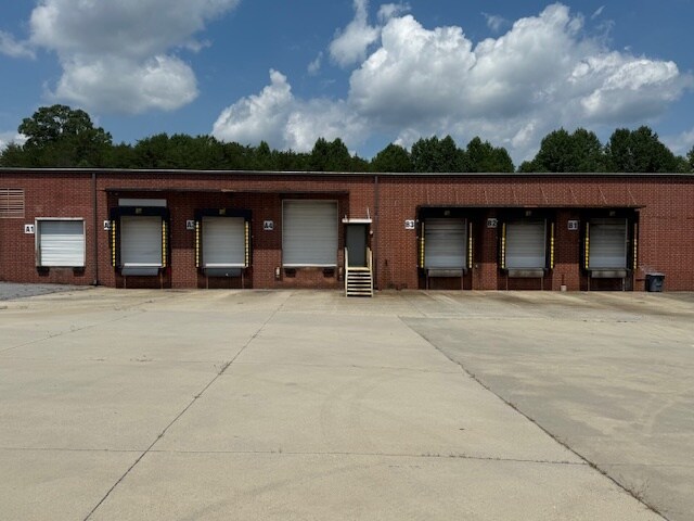 106 Somerset Dr, Conover, NC à louer - Photo de l’immeuble – Image 2 sur 16