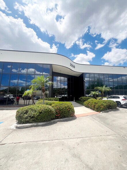 3550 W Waters Ave, Tampa, FL à louer - Photo de l’immeuble – Image 3 sur 6