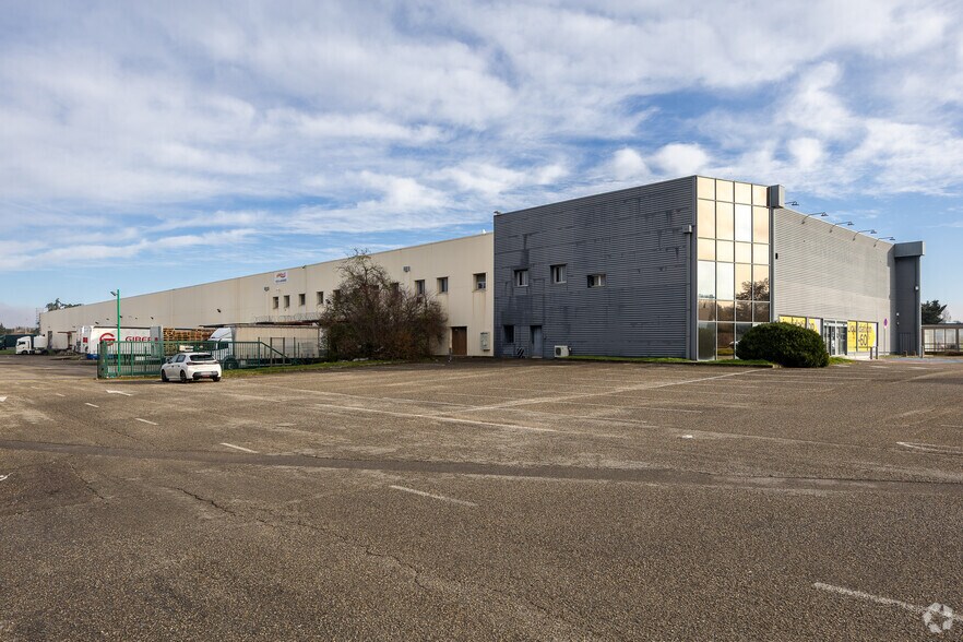 Local commercial dans Saint-Bonnet-de-Mure à louer - Photo principale – Image 1 sur 6