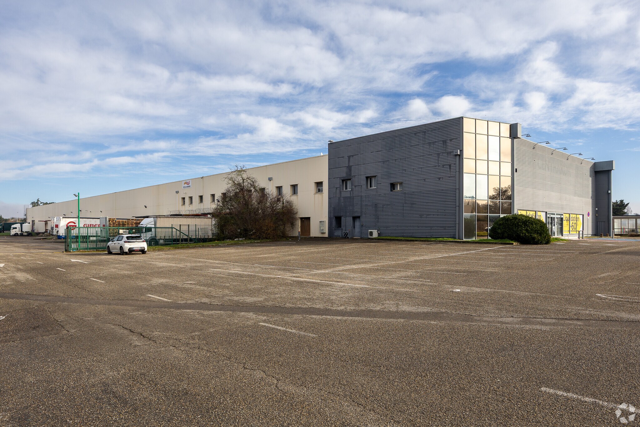 Local commercial dans Saint-Bonnet-de-Mure à louer Photo principale– Image 1 sur 7