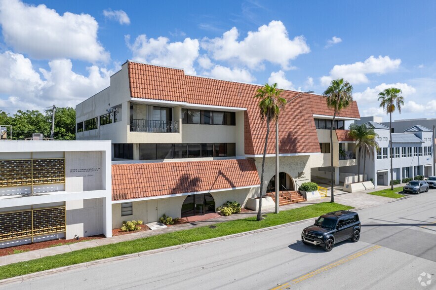 4675 Ponce De Leon Blvd, Coral Gables, FL à louer - Photo de l’immeuble – Image 2 sur 26