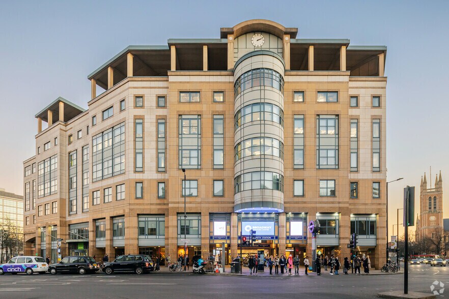 1 Hammersmith Broadway, Londres à louer - Photo de l’immeuble – Image 2 sur 32