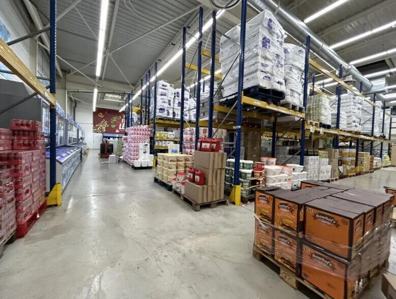 Local d’activités dans Trappes à louer - Photo de l’immeuble – Image 1 sur 4