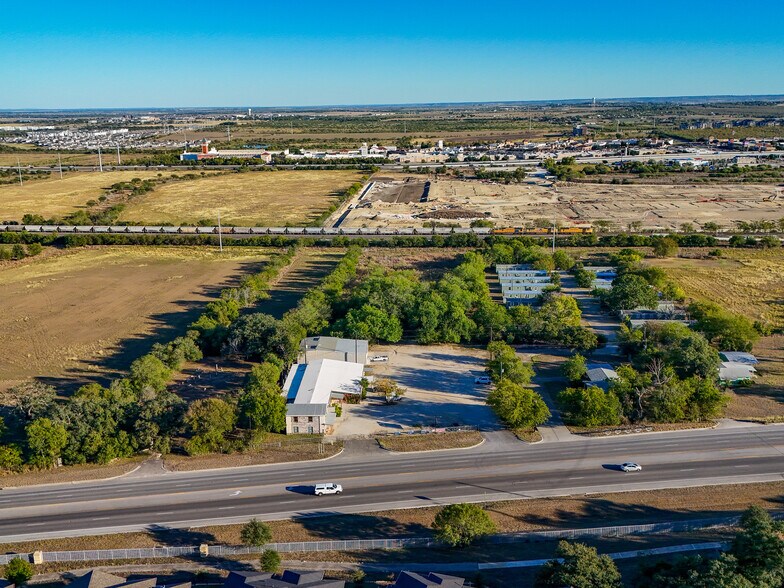 3419 Hunter Rd, San Marcos, TX à louer - Photo de l’immeuble – Image 3 sur 13