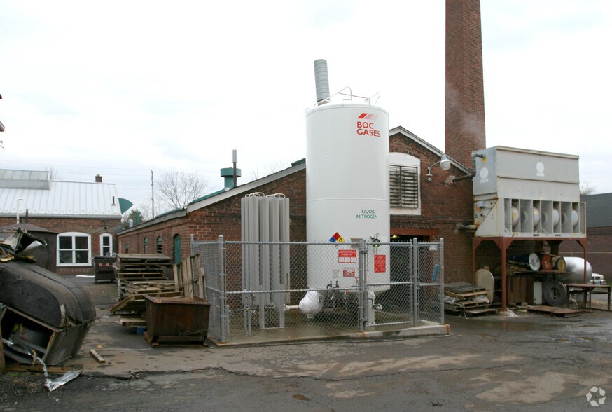 1045 New Britain Ave, West Hartford, CT à louer - Photo de l’immeuble – Image 3 sur 3