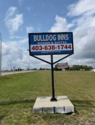Plus de détails pour 830 Main Av W, Sundre, AB - Hôtellerie à vendre