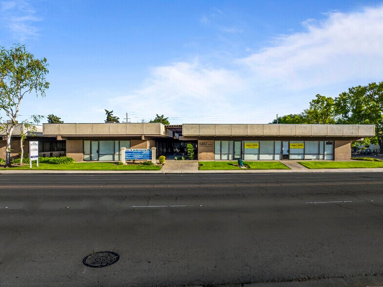 1212 W Robinhood Dr, Stockton, CA à louer - Photo de l’immeuble – Image 1 sur 8
