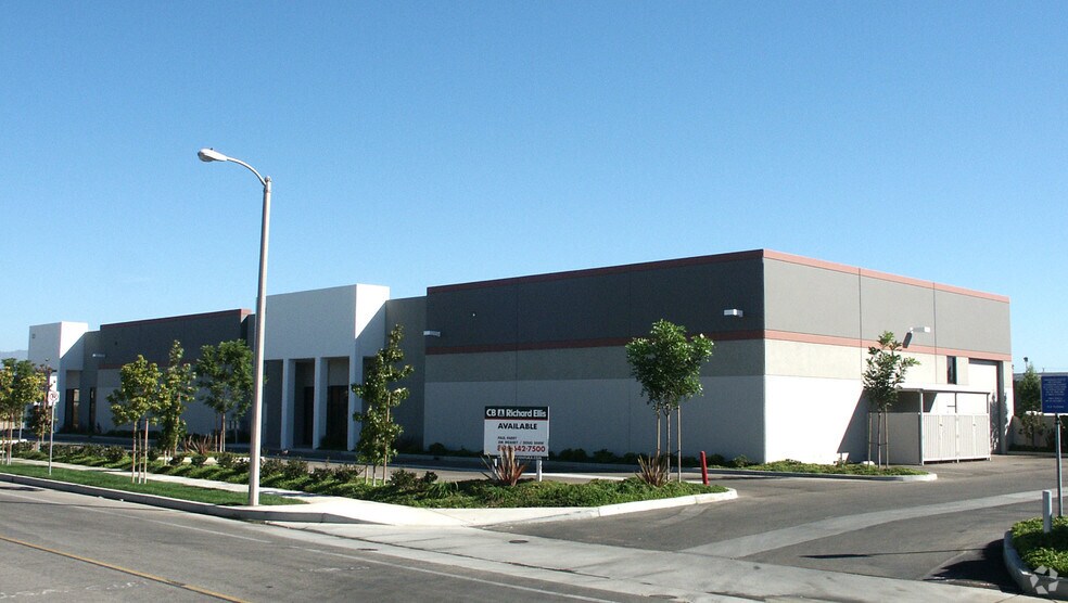 900-910 Graves Ave, Oxnard, CA à louer - Photo de l’immeuble – Image 3 sur 5