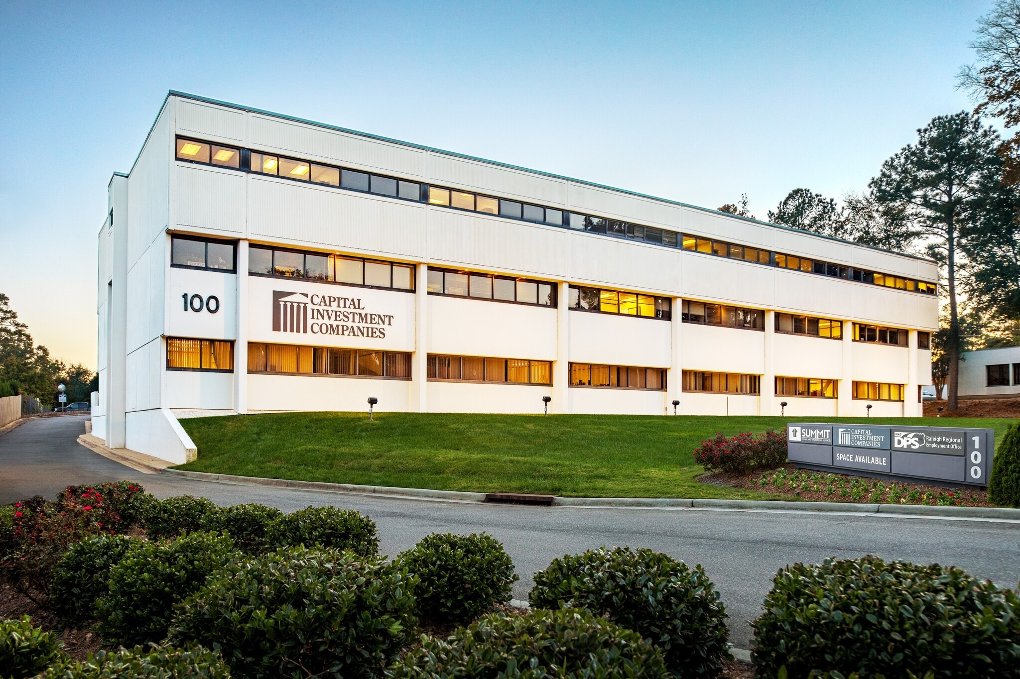 100 E Six Forks Rd, Raleigh, NC à louer Photo principale– Image 1 sur 10