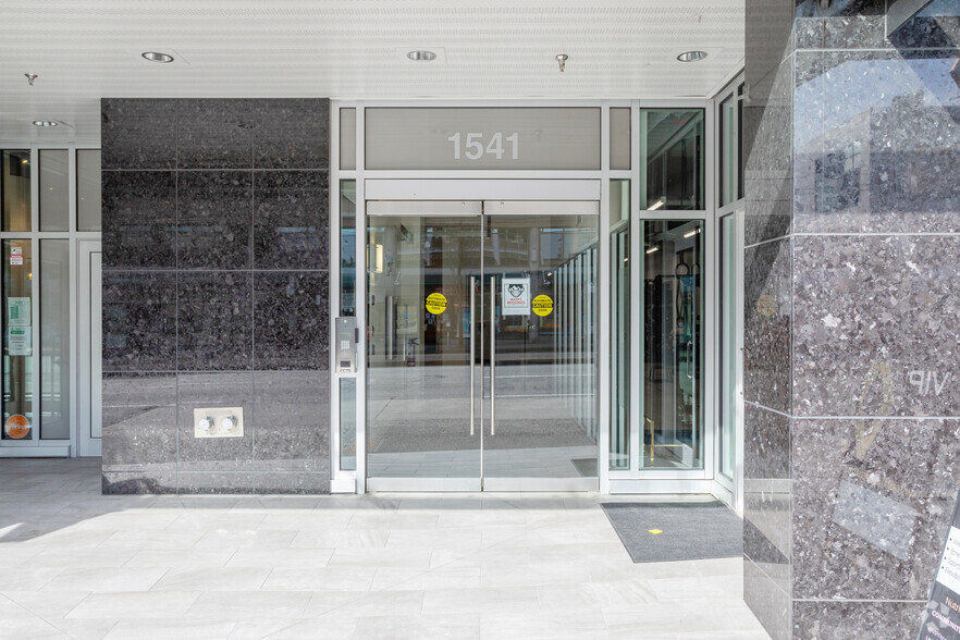 1541 W Broadway, Vancouver, BC à louer - Photo de l’immeuble – Image 2 sur 5