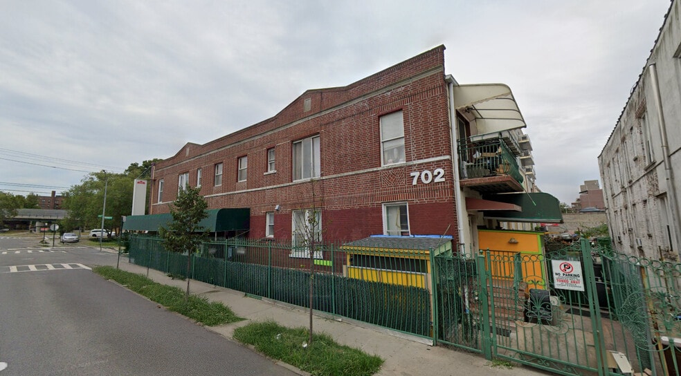 702 Banner Ave, Brooklyn, NY à vendre - Photo de l’immeuble – Image 3 sur 3