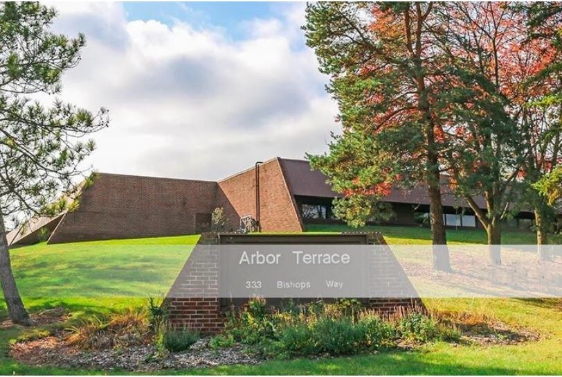 333 Bishops Way, Brookfield, WI à louer - Photo de l’immeuble – Image 2 sur 6
