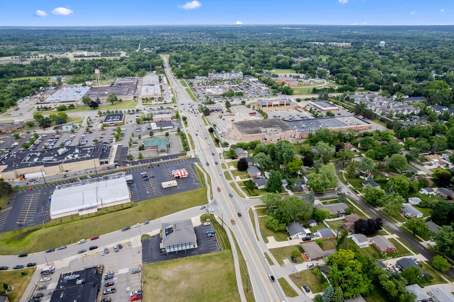 210 W Tienken Rd, Rochester Hills, MI à louer - Photo de l’immeuble – Image 3 sur 19