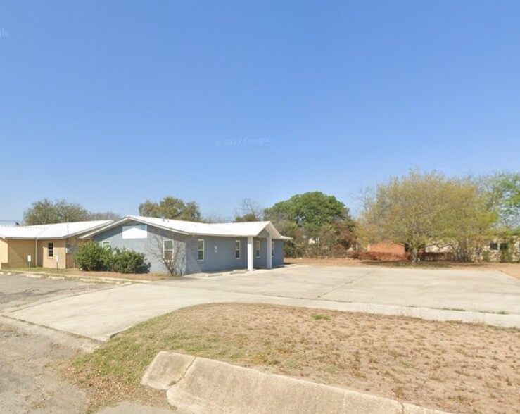 200 W College Ave, Devine, TX à louer - Photo de l’immeuble – Image 1 sur 7
