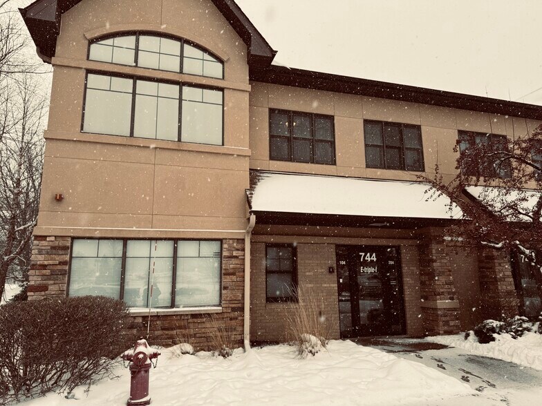 744 Southcross Dr W, Burnsville, MN à vendre - Photo de l’immeuble – Image 1 sur 9