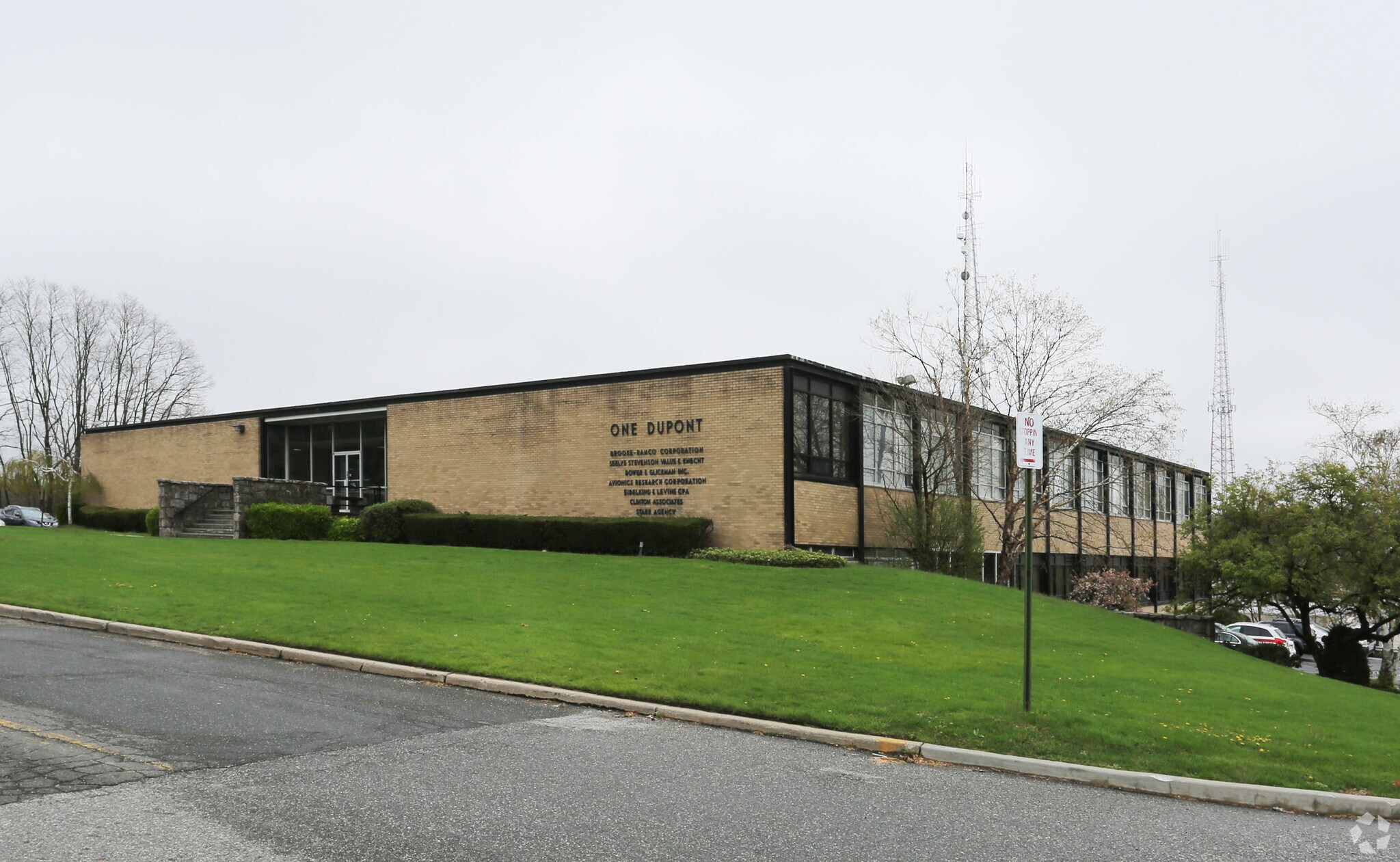 1 DuPont St, Plainview, NY à louer Photo de l’immeuble– Image 1 sur 7