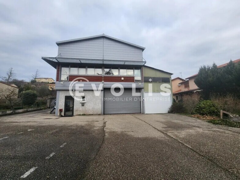 Local d’activités dans Givors à louer - Photo de l’immeuble – Image 1 sur 13
