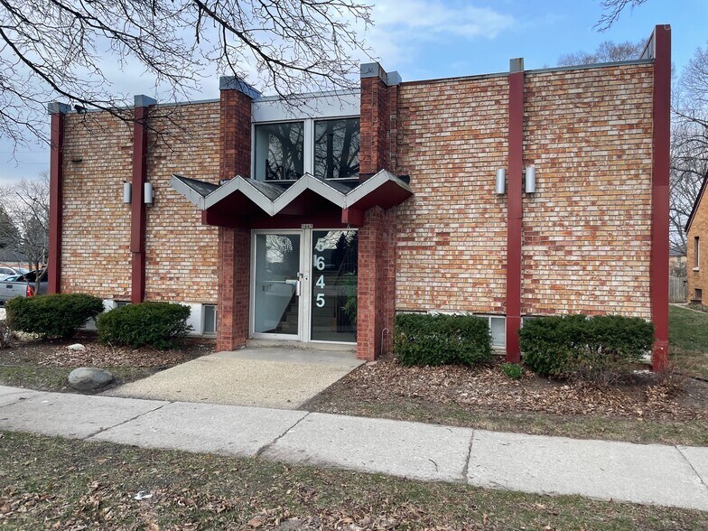 5645 N Green Bay Ave, Milwaukee, WI à vendre - Photo de l’immeuble – Image 2 sur 19
