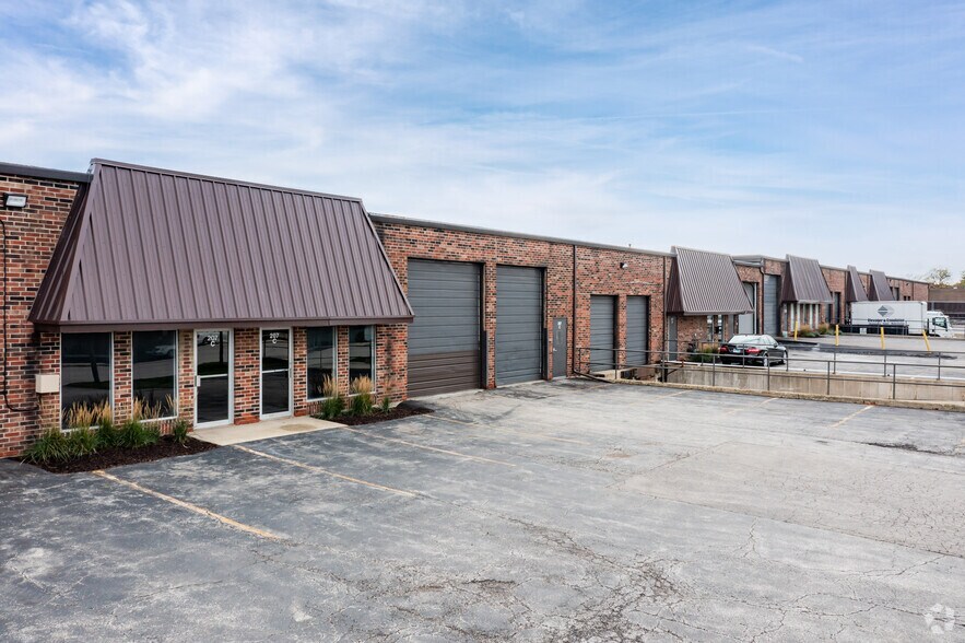 201-235 Eisenhower Ln S, Lombard, IL à louer - Photo principale – Image 1 sur 6