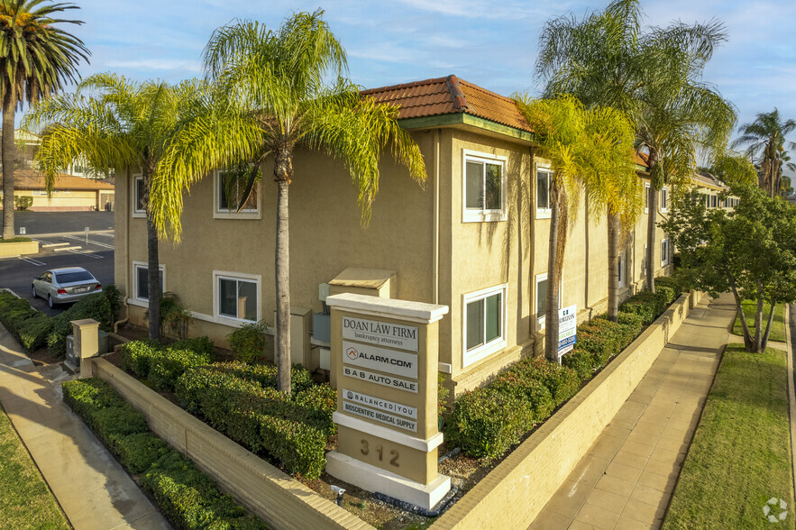 312 S Juniper St, Escondido, CA à louer - Photo de l’immeuble – Image 2 sur 4