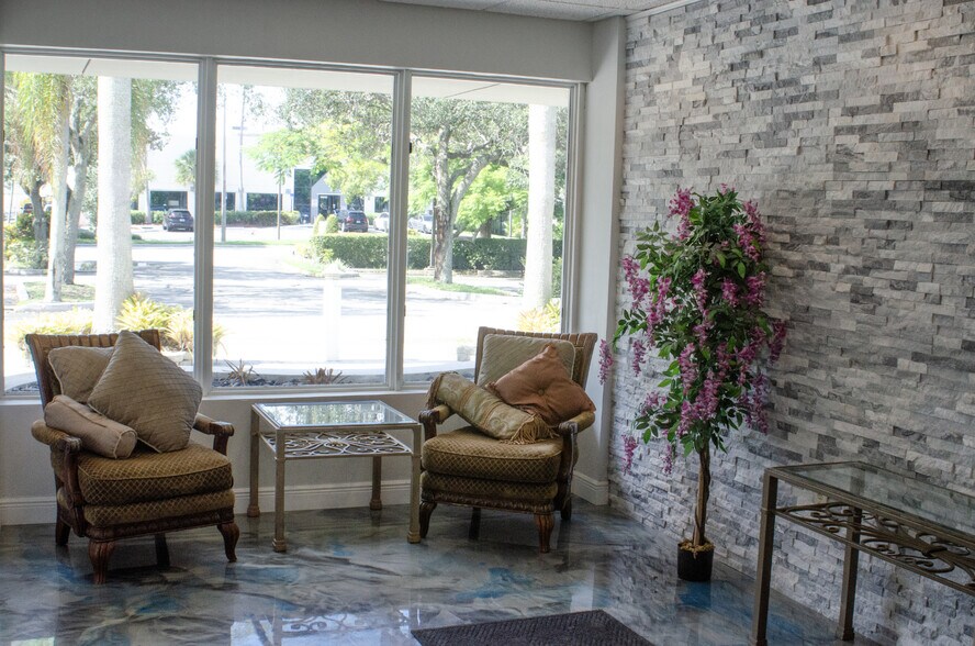 14001 NW 4th St, Sunrise, FL à louer - Photo de l’immeuble – Image 3 sur 12
