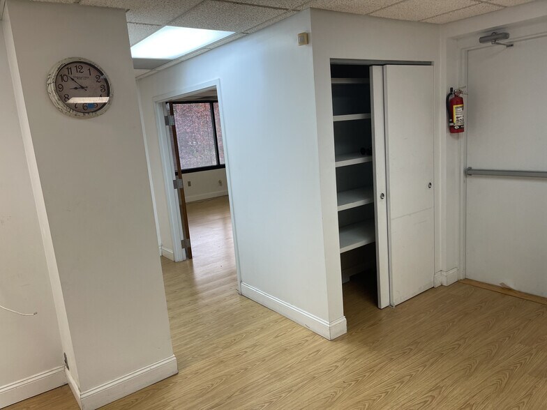 250 W Lancaster Ave, Paoli, PA à vendre - Photo de l’immeuble – Image 2 sur 10