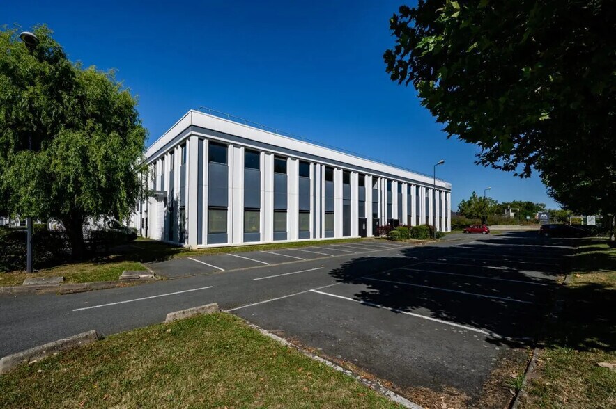 Local d’activités dans Villebon-sur-Yvette à louer - Photo de l’immeuble – Image 3 sur 5