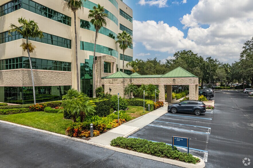 5150 Tamiami Trl N, Naples, FL à louer - Photo de l’immeuble – Image 3 sur 8
