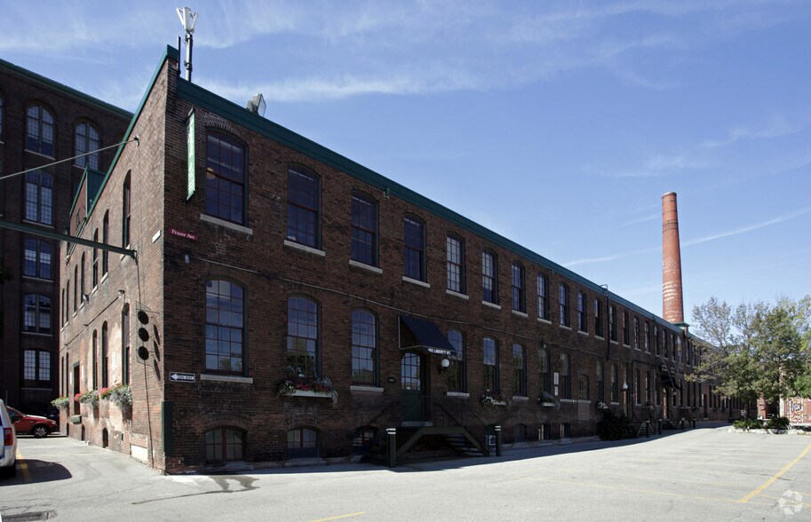 72 Fraser Av, Toronto, ON à louer - Photo de l’immeuble – Image 2 sur 2