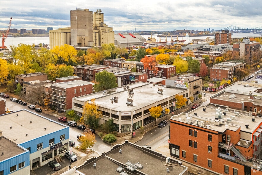 3890 Rue Sainte-Catherine E, Montréal, QC à louer - Aérien – Image 3 sur 3