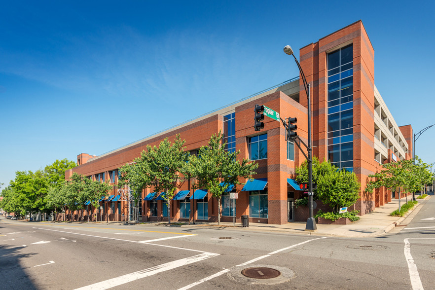 601 W Fourth St, Winston-Salem, NC à louer - Photo principale – Image 2 sur 6