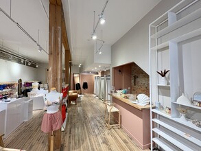 377 Rue Saint-Paul O, Montréal, QC à louer Photo intérieure– Image 2 sur 8